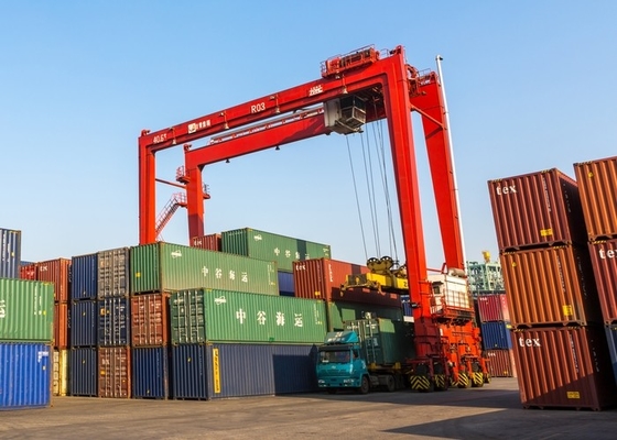 QU70 QU80 Rail Port Container Crane คอนเทนเนอร์แบบซ้อนอัตโนมัติ Unloading Crane
