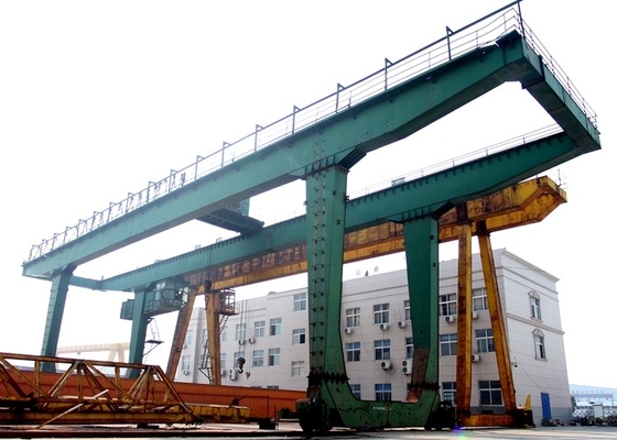 กำหนดเอง Double Girder Goliath Crane 20 30 60 Ton Gantry Crane พร้อมรถเข็นมือถือ
