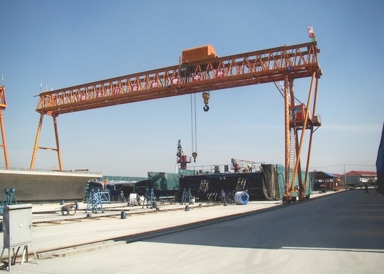 50T Truss Type เครนก่อสร้างอุปกรณ์ควบคุมระยะไกลหรือห้องโดยสาร