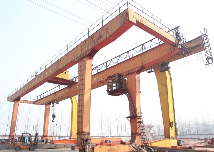 กำหนดเอง Double Girder Goliath Crane 20 30 60 Ton Gantry Crane พร้อมรถเข็นมือถือ